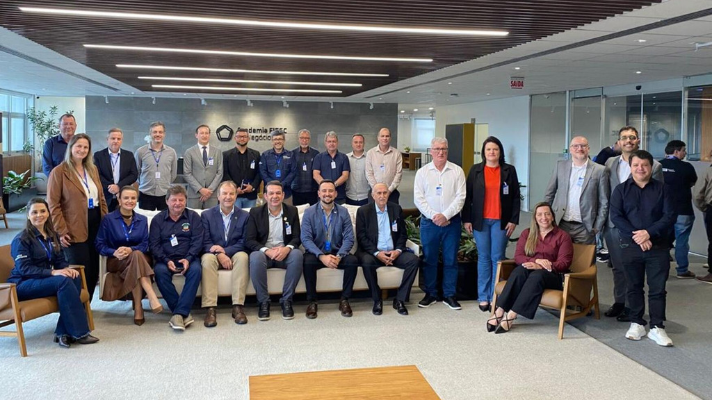 COMITIVA DA AMESC FAZ VISITA NA FIESC