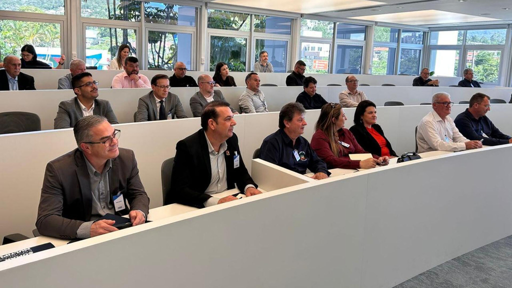 COMITIVA DA AMESC FAZ VISITA NA FIESC