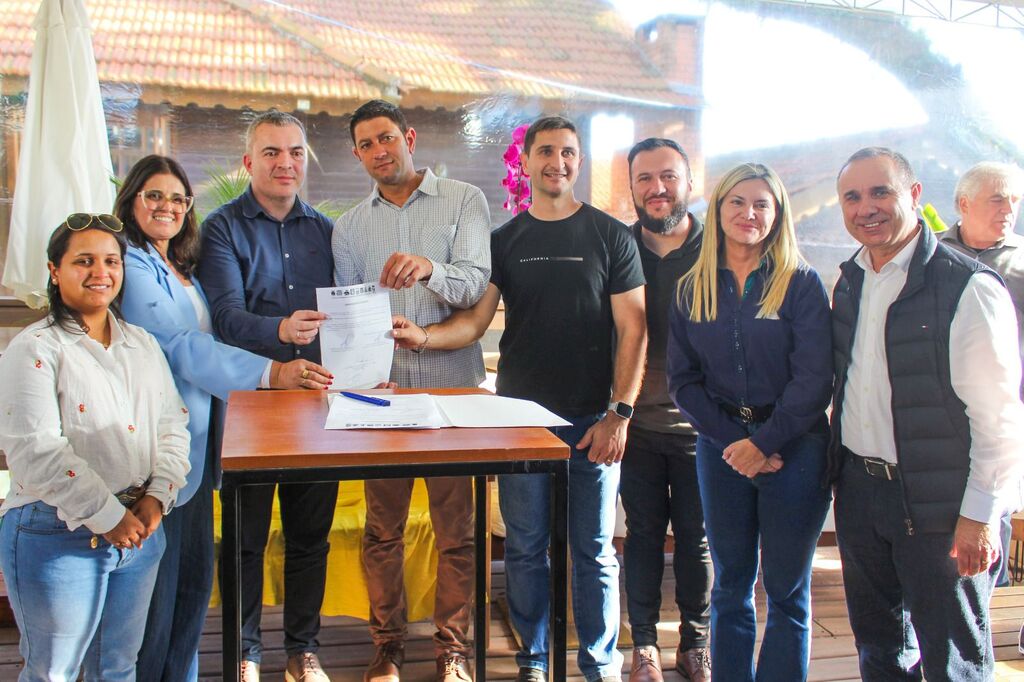 MORRINHOS DO SUL ASSINA ORDEM DE SERVIÇO PARA PAVIMENTAÇÃO DA ESTRADA GERAL DA PERDIDA