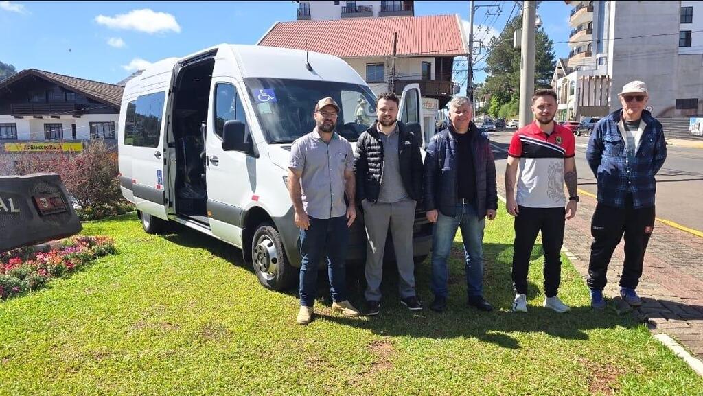 Departamento de esportes de Treze Tílias passa a contar com Van para transporte dos atletas