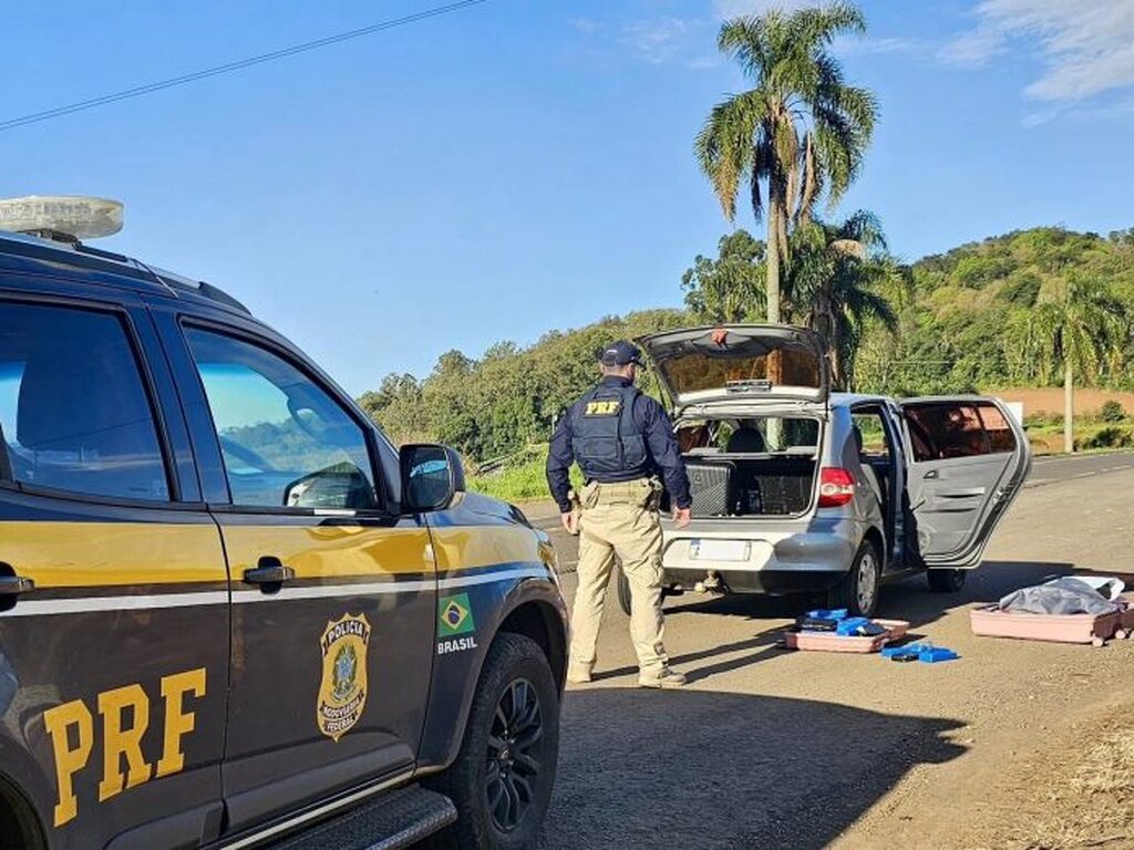 PRF apreende cerca de 25 quilos de maconha e haxixe em carro de aplicativo em Erechim