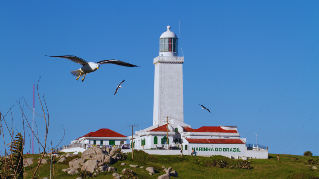 Turistas dão de cara com as portas fechadas no Farol de Santa Marta em Laguna