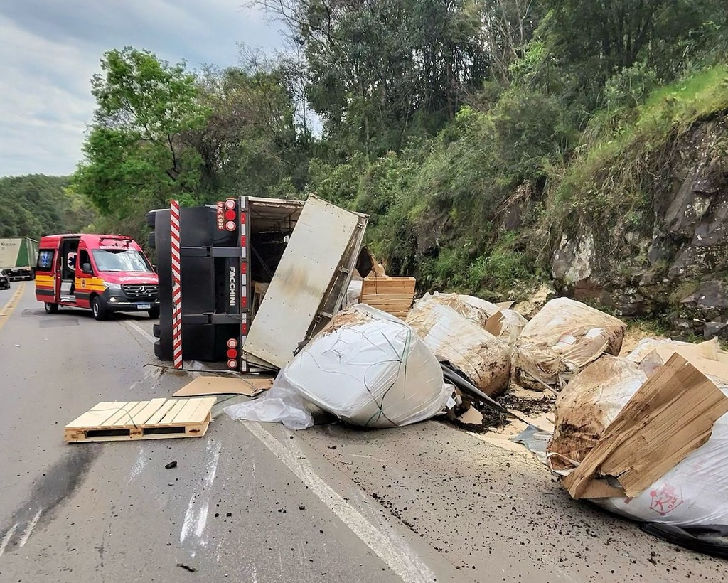 Caminhão tomba na BR-282 e deixa motorista ferido em Herval d’Oeste