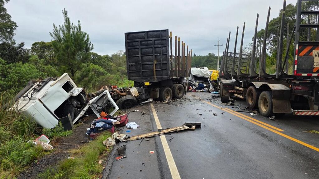 Grave acidente entre duas carretas e ônibus deixa dois feridos graves na SC-350 em Salto Veloso
