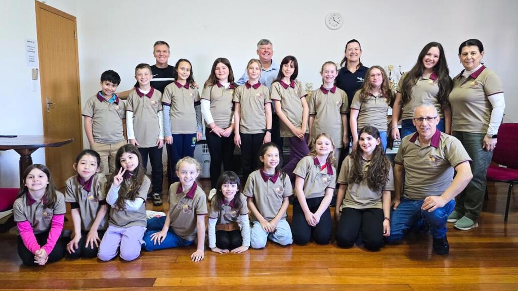 Coral infantil de Treze Tílias recebe novos uniformes