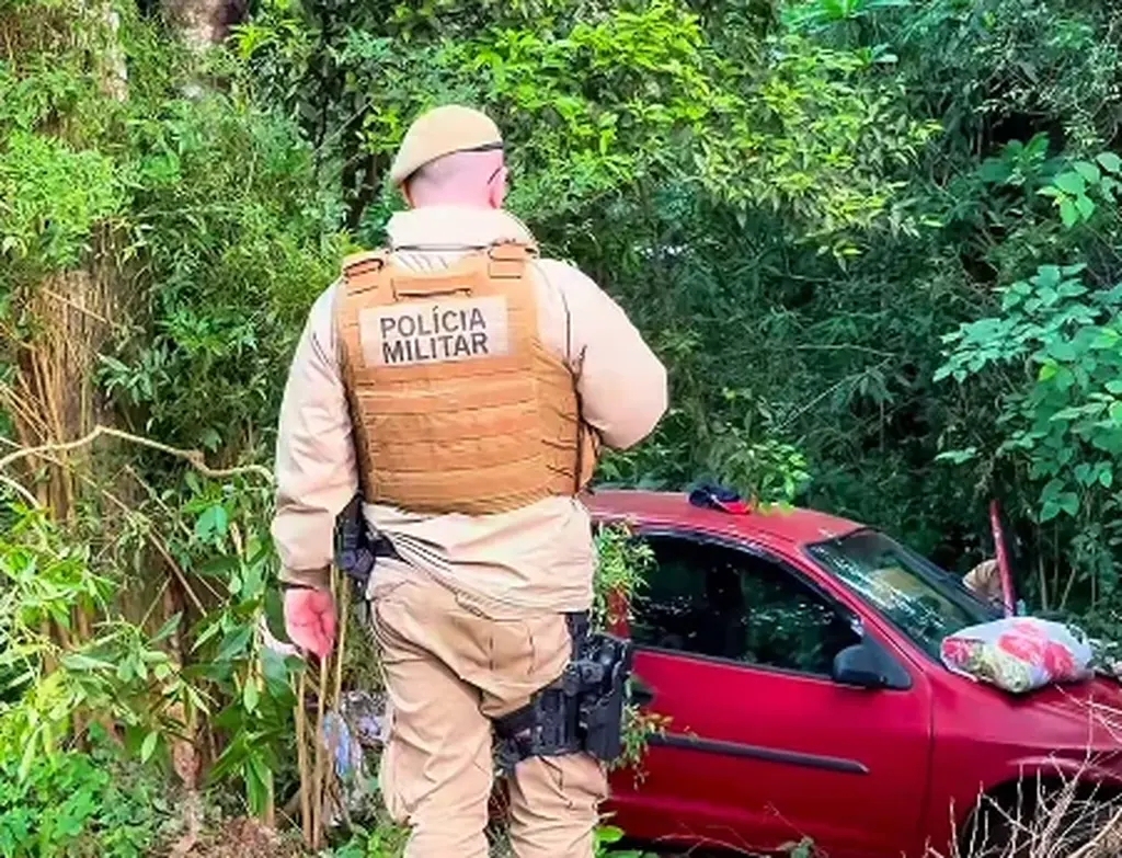 Fuga em alta velocidade termina em acidente, prisão e apreensão de drogas no Oeste de SC