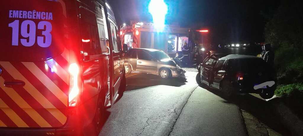 Quatro pessoas ficam feridas em colisão frontal na BR-282, em Xaxim