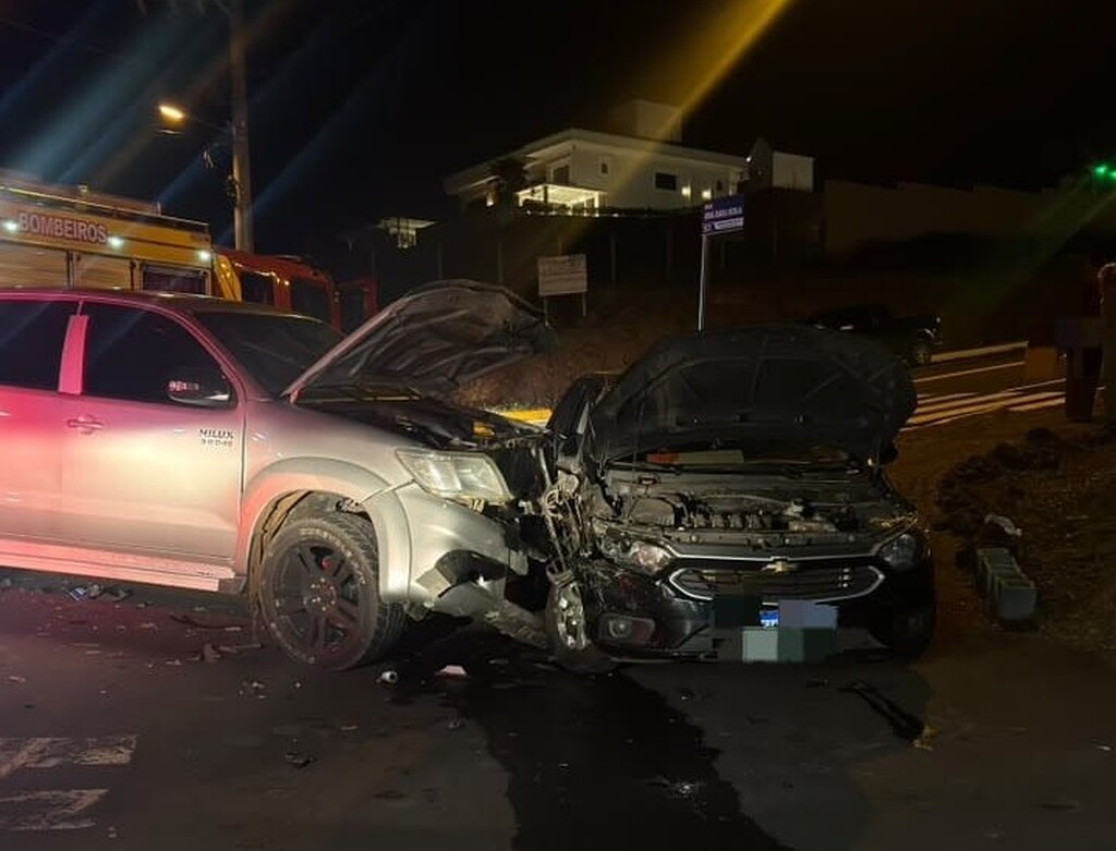 Colisão entre Hilux e Onix deixa quatro pessoas feridas em Maravilha