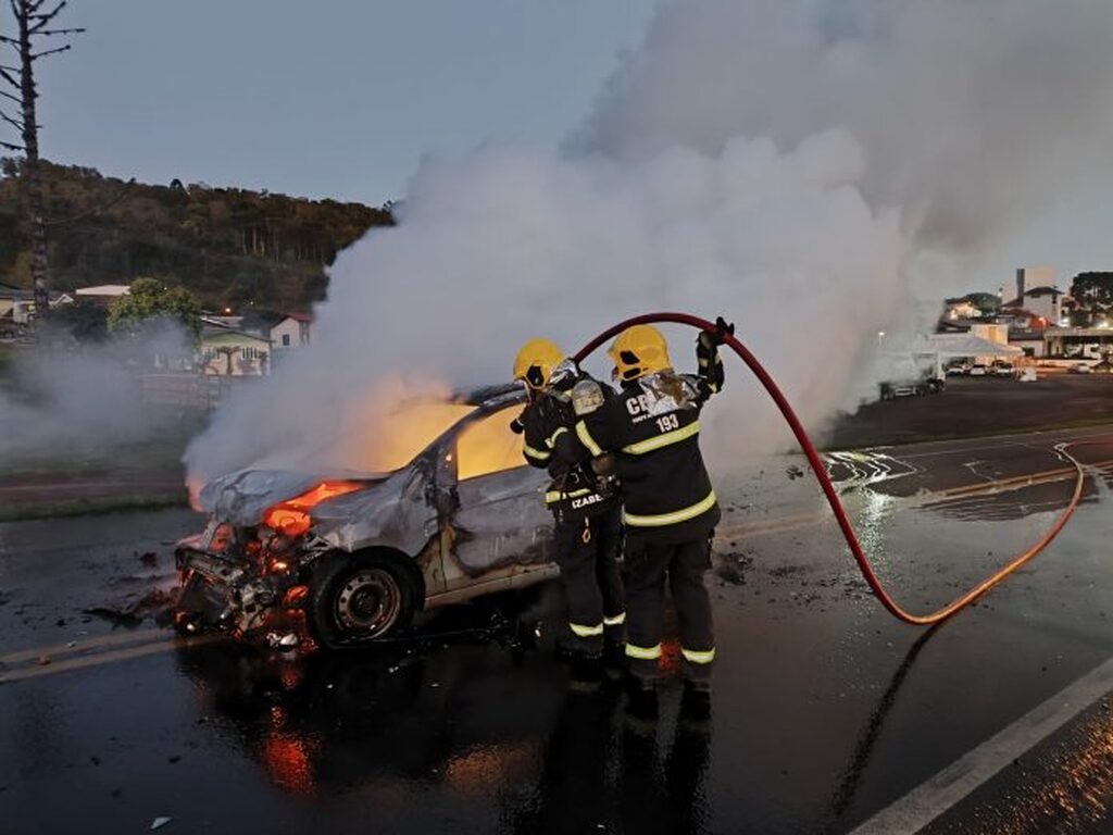 Colisão frontal entre dois carros termina em incêndio em Ponte Serrada
