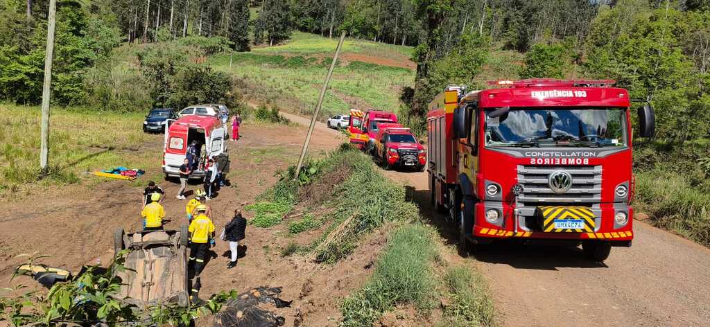 Carro sai da pista e capota em ribanceira na área rural de Luzerna