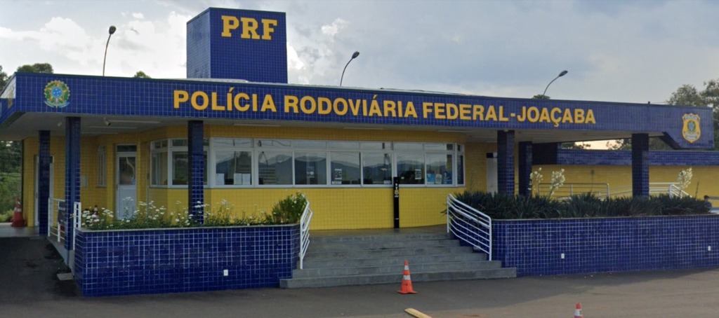 PRF apreende eletrônicos e perfumes sem nota fiscal em ônibus em Joaçaba