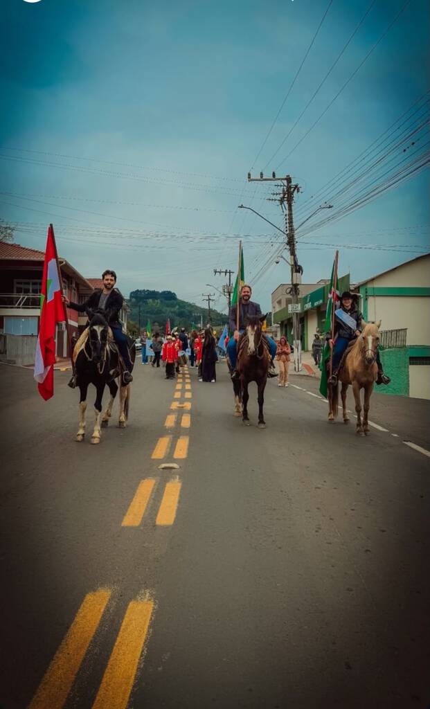 Desfile de 7 de Setembro reúne grande público em Ibicaré mesmo com manhã gelada