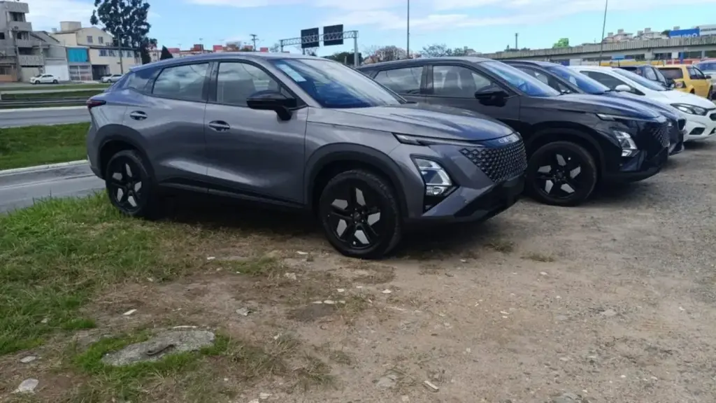Crianças de 10 e 11 anos e adolescente de 12 furtam carro 0 km e se envolvem em acidente