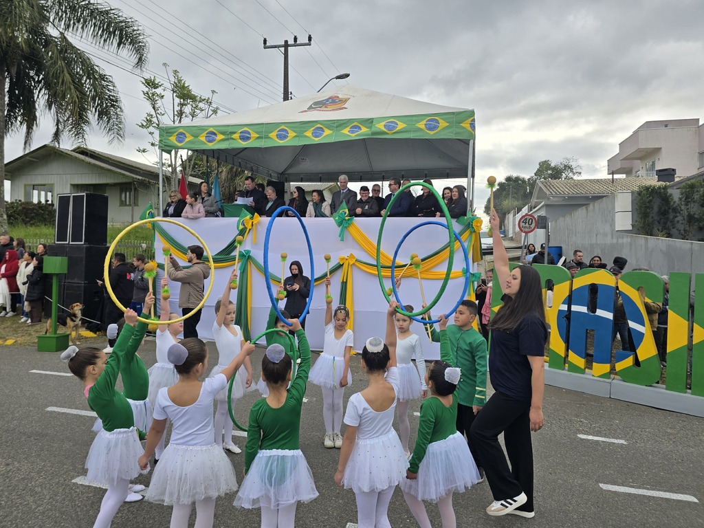 Desfile Cívico reúne grande público e mais de mil alunos em Otacílio Costa