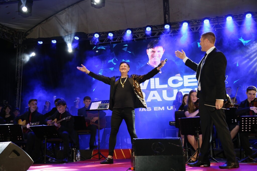 Orquestra de Itapiranga e Wilceu Pause inovam com projeto de acompanhamento virtual em shows pelo Brasil