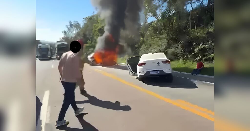 Acidente na BR-470 deixa vítima presa às ferragens e veículo em chamas em Ibirama