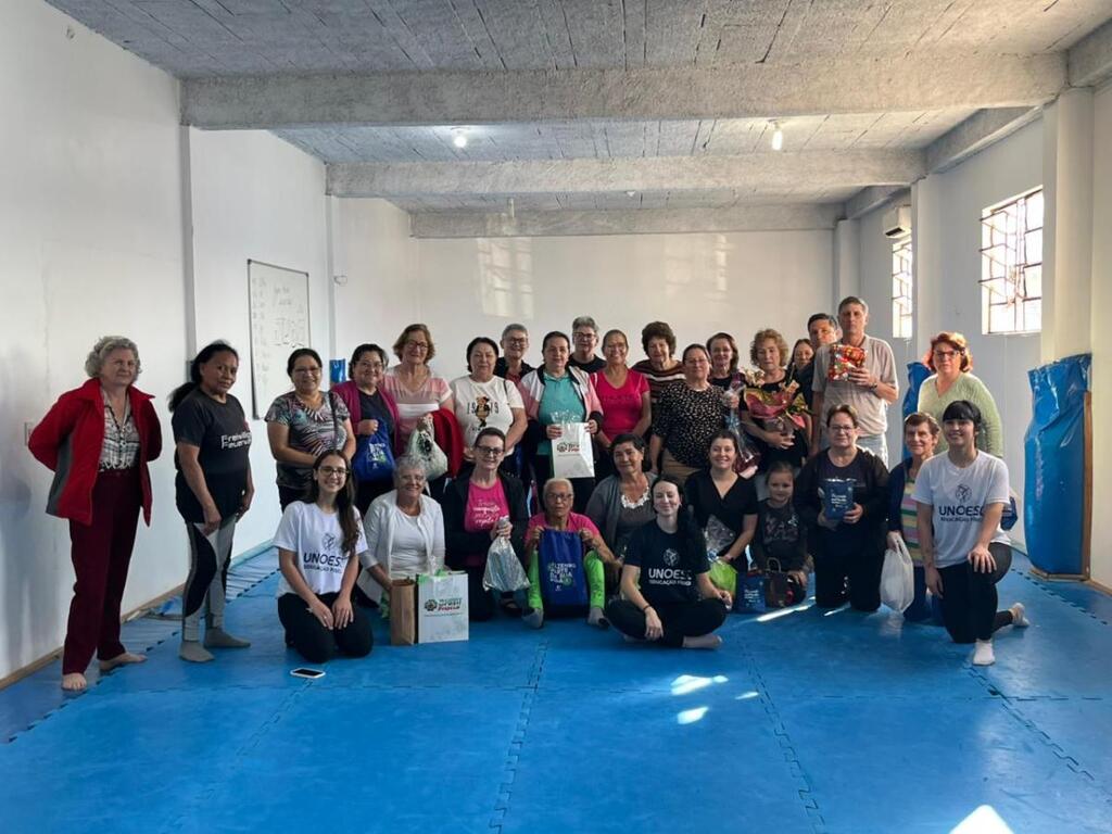 Grupo de exercícios promove atividade especial com Idosos em Treze Tílias