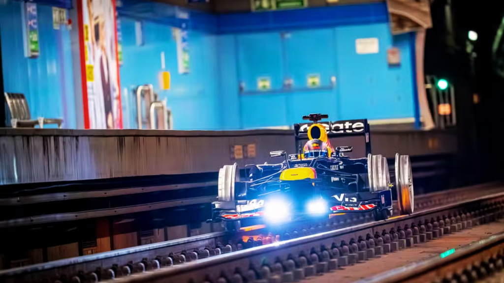 Fórmula 1 nos trilhos: Red Bull transforma carro de 2012 para circular no metrô de Madri