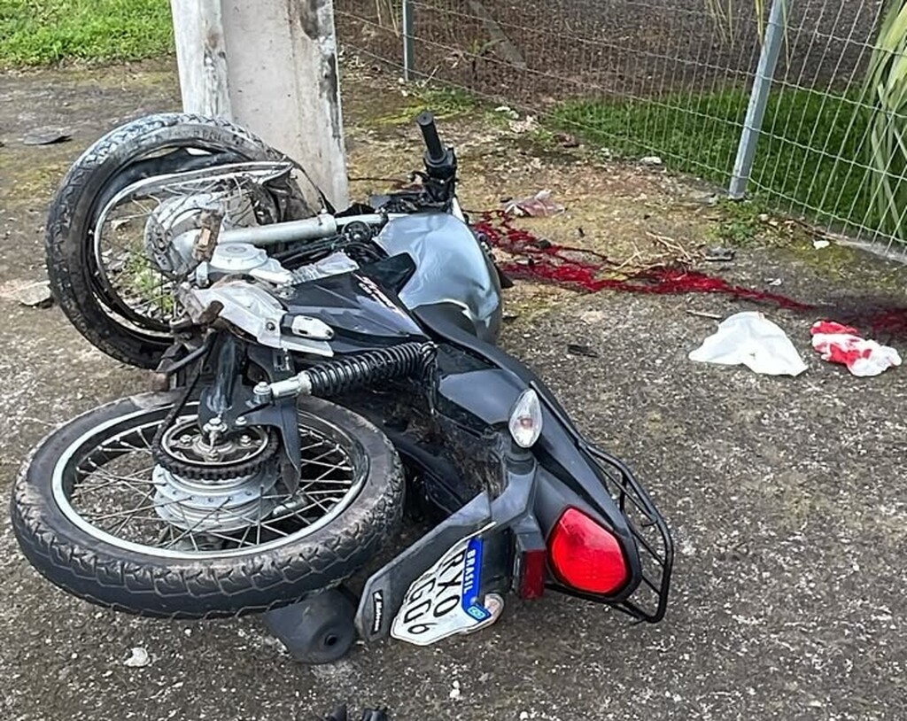 MOTOCICLISTA COLIDE EM POSTE E FICA GRAVEMENTE FERIDO EM SÃO JOÃO DO SUL