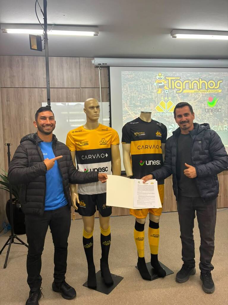 ALUNOS DO PROJETO TIGRINHOS ACOMPANHAM PARTIDA ENTRE CRICIÚMA E JUVENTUDE NO HERIBERTO HÜLSE