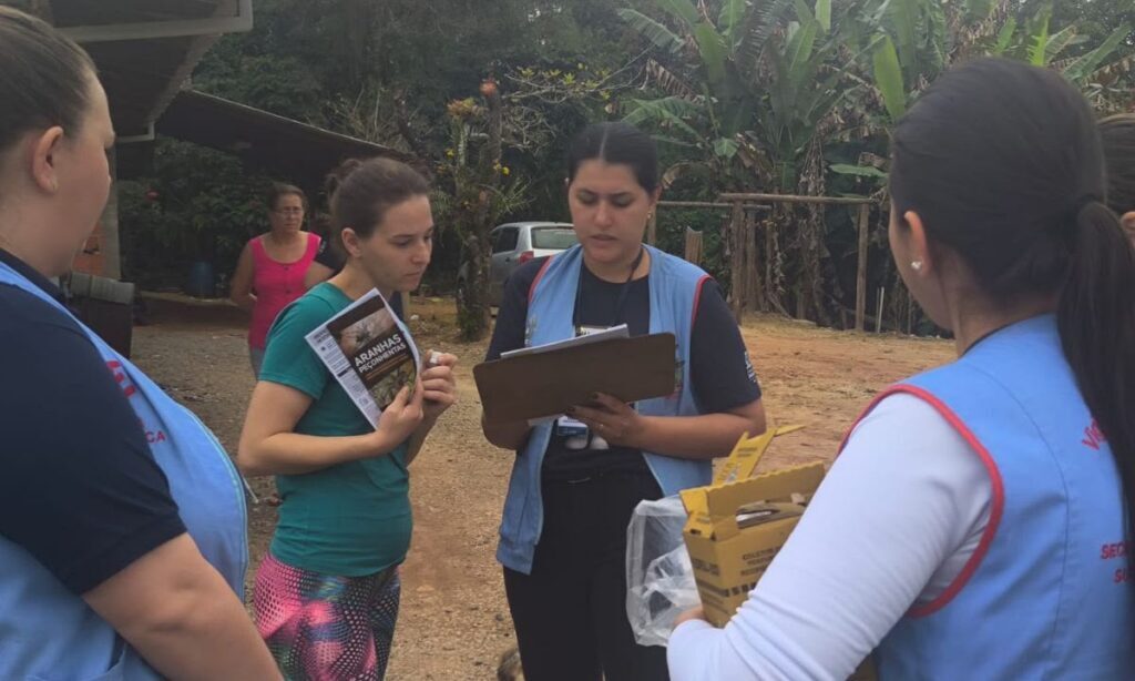 Equipes da Saúde visitam 177 casas no Jativoca em ação de prevenção a alagamentos