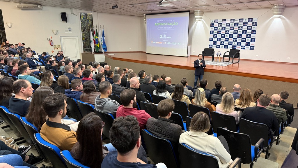 Com apoio do Sebrae/SC, Sérgio Sacani lota auditório da Unoesc para debater inteligência artificial e o futuro dos negócios
