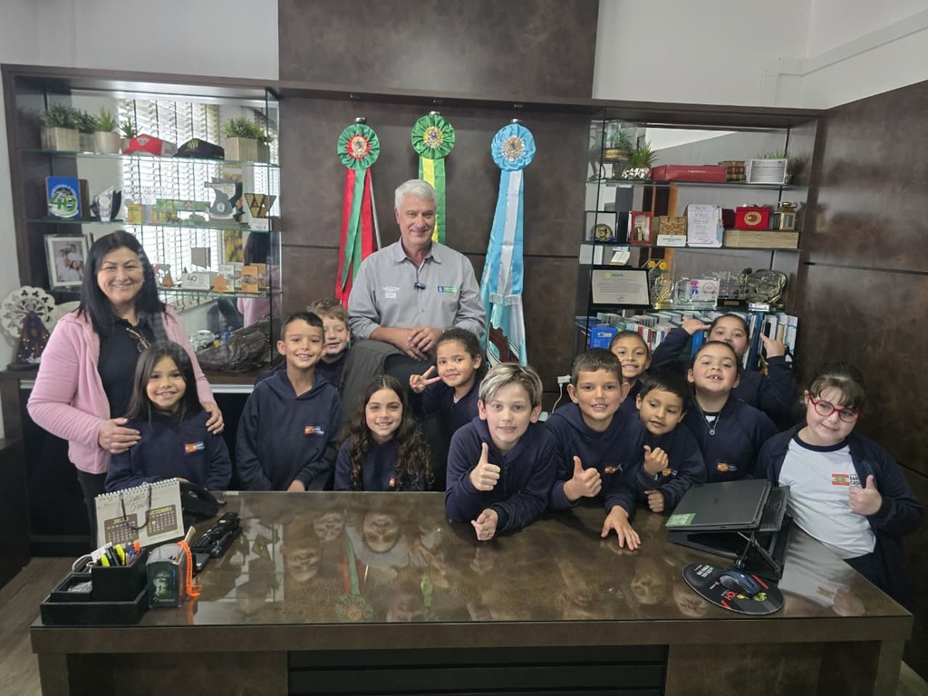 Prefeito de Otacílio Costa recebe visita de alunos do 2º ano da Escola Elza Deeke