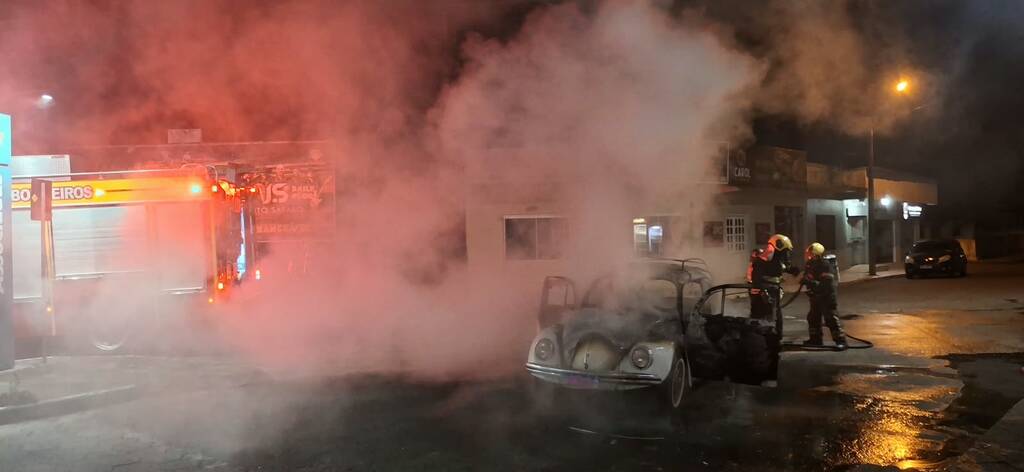 FUSCA É DESTRUÍDO POR INCÊNDIO EM SÃO JOÃO DO SUL