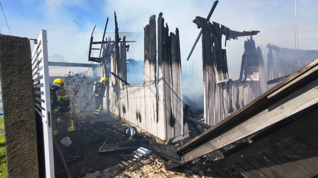 Esposa em surto coloca fogo na própria casa e mobiliza Bombeiros em Laguna; veja as imagens