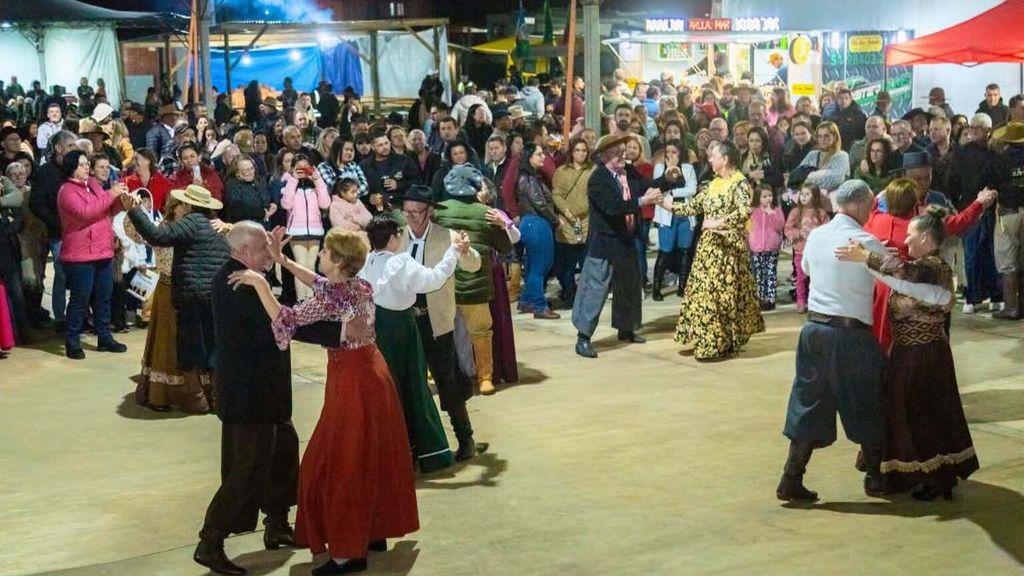 GRUPO PASSO DA TRADIÇÃO CELEBRA CINCO ANOS DE HISTÓRIA DURANTE A ABERTURA DA V SEMANA FARROUPILHA