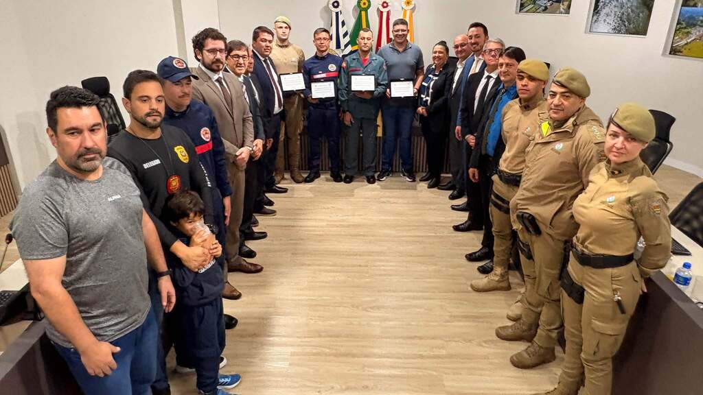 SESSÃO SOLENE RECONHECE DESTAQUES DA POLÍCIA E DOS BOMBEIROS EM CAPINZAL