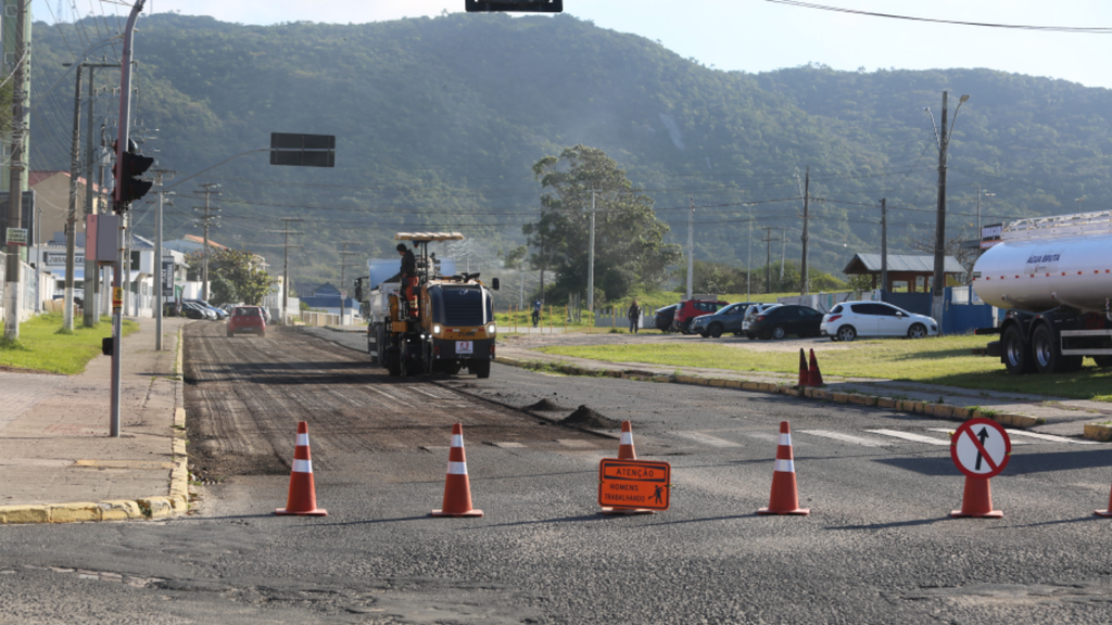 Recapeamento da Rua 3 de Outubro começa e provoca mudanças no trânsito no Centro de Imbituba