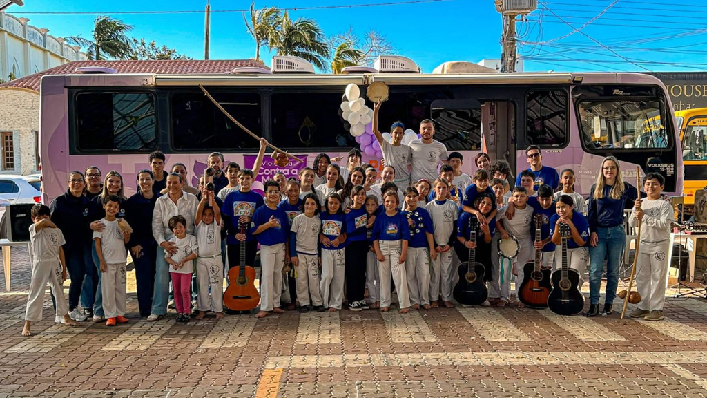 ÔNIBUS LILÁS REÚNE SERVIÇOS E AÇÕES DE ORIENTAÇÃO ÀS MULHERES EM PRAIA GRANDE