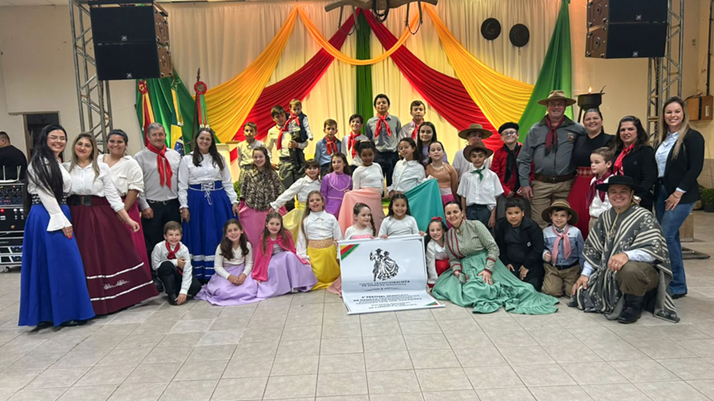 SEMANA FARROUPILHA DE MAMPITUBA REÚNE BOM PÚBLICO