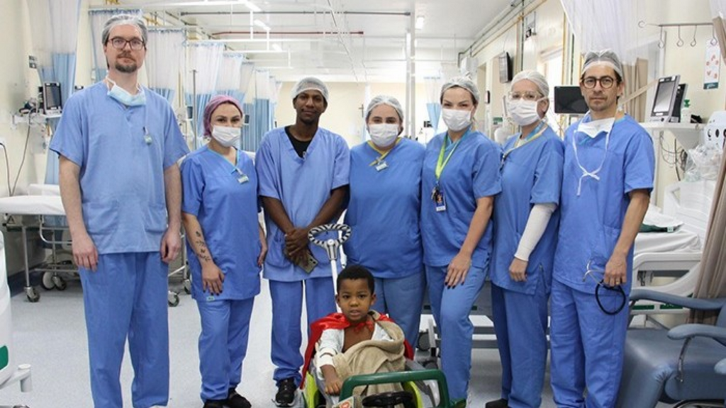 Criança de 5 anos passa por procedimento inédito para tratar aneurisma em hospital de Tubarão