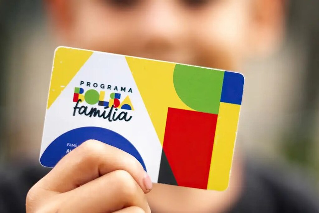 Há 16 dias das eleições, presidente Lula assina decreto que recompõe benefícios do Bolsa Família em 15%