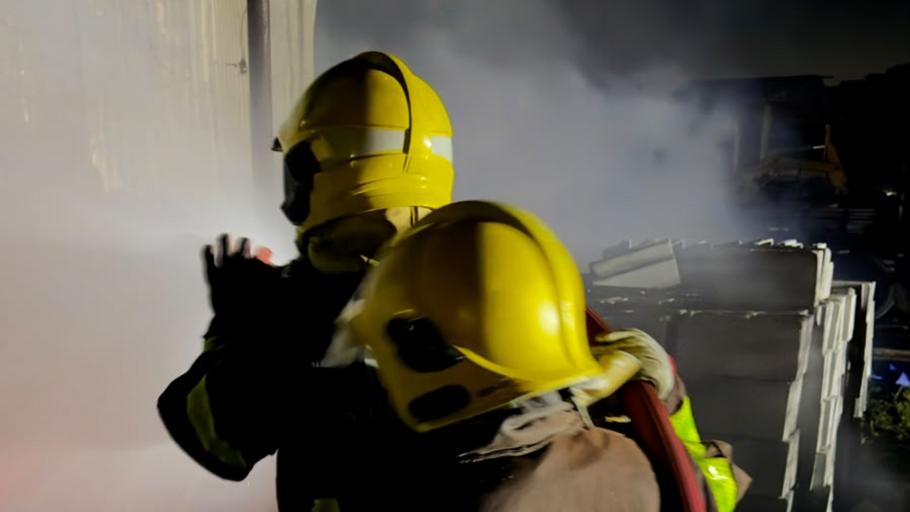 Casa pega fogo e incêndio ameaça se espalhar para galpão em Imbituba