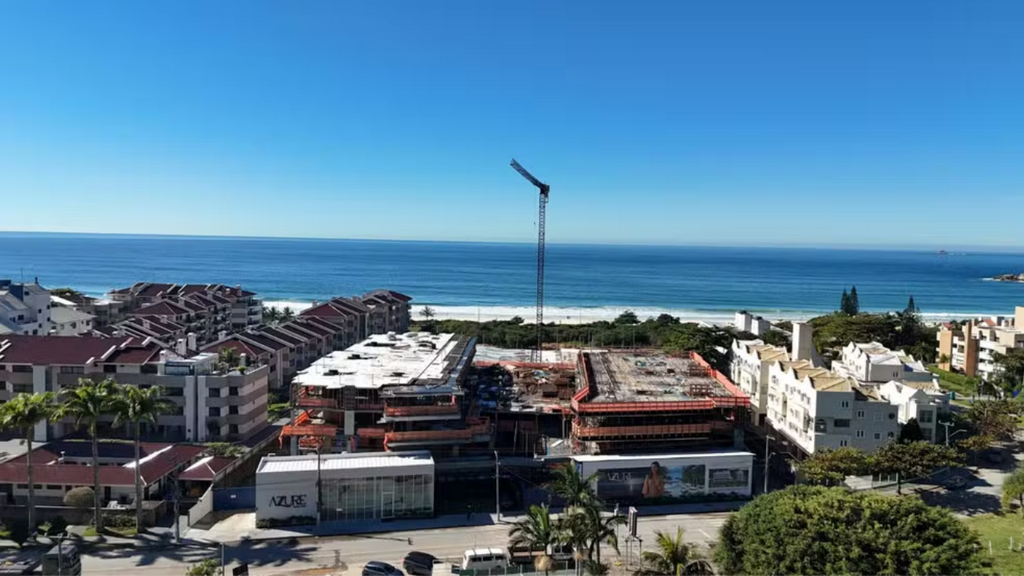 Trabalhador morre após estrutura de apoio ceder durante obra na Praia Brava, em Florianópolis