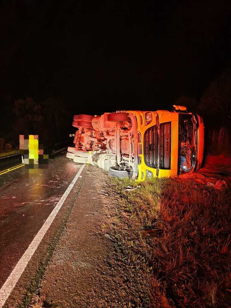 Caminhão sai da pista e tomba na SC-114