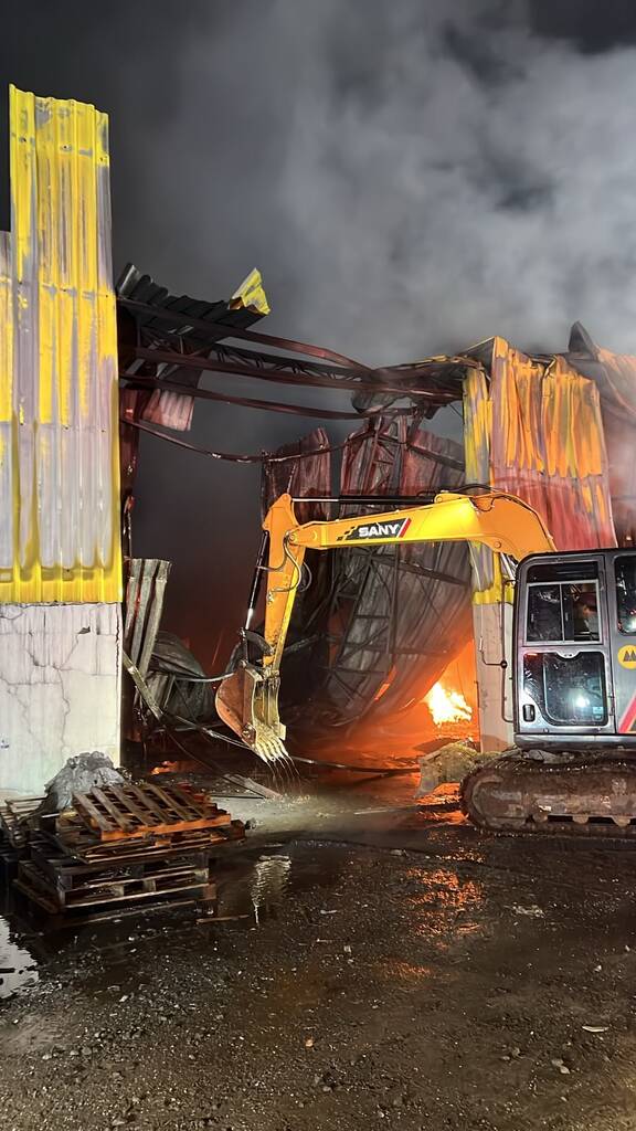 INCÊNDIO EM EMPRESA DE RECICLÁVEIS MOBILIZA BOMBEIROS EM SANTA ROSA DO SUL