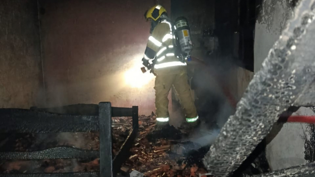 Incêndio atinge residência geminada e mobiliza bombeiros