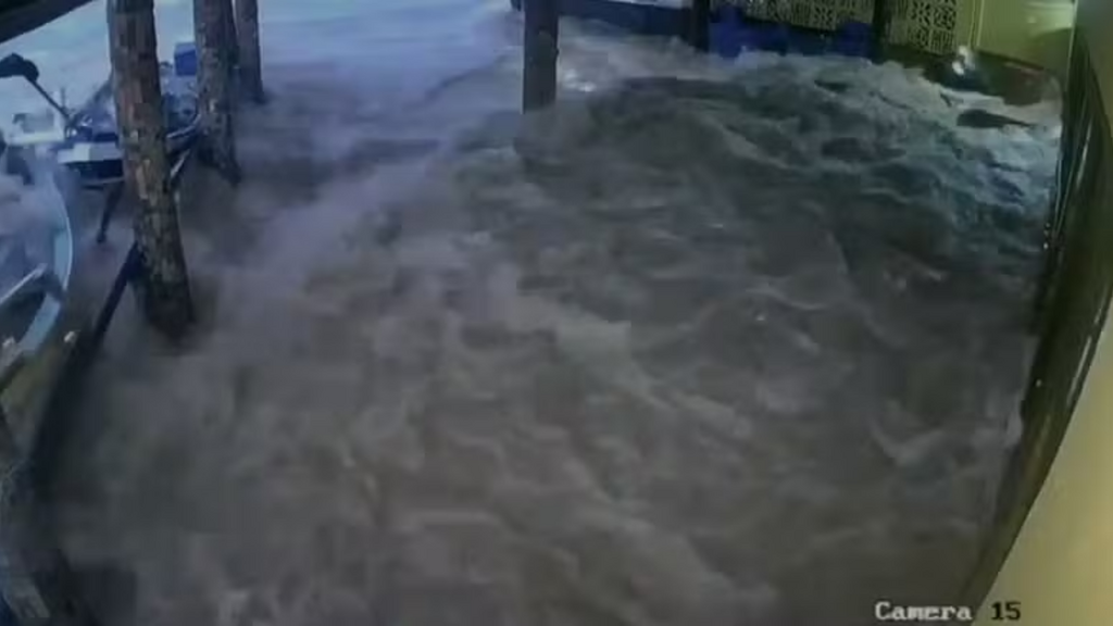 Mar avança de repente, arrasta barcos e assusta pescadores no Farol de Santa Marta