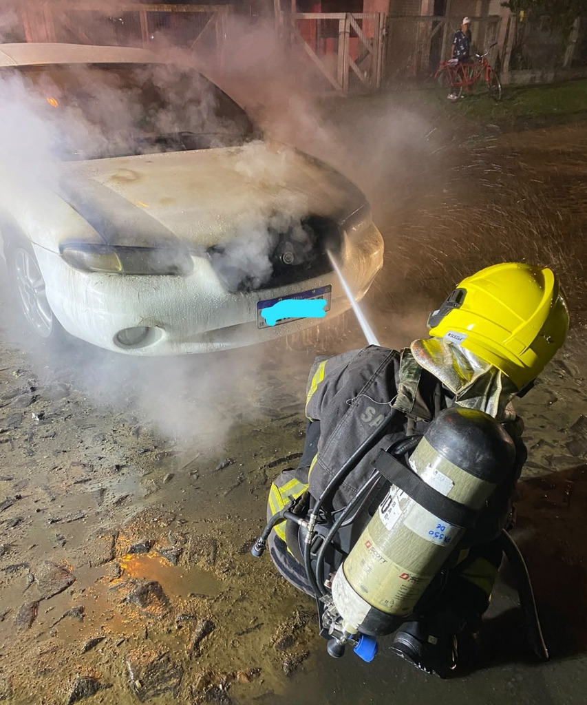VEICULO PEGA FOGO NO CENTRO DE PASSO DE TORRES