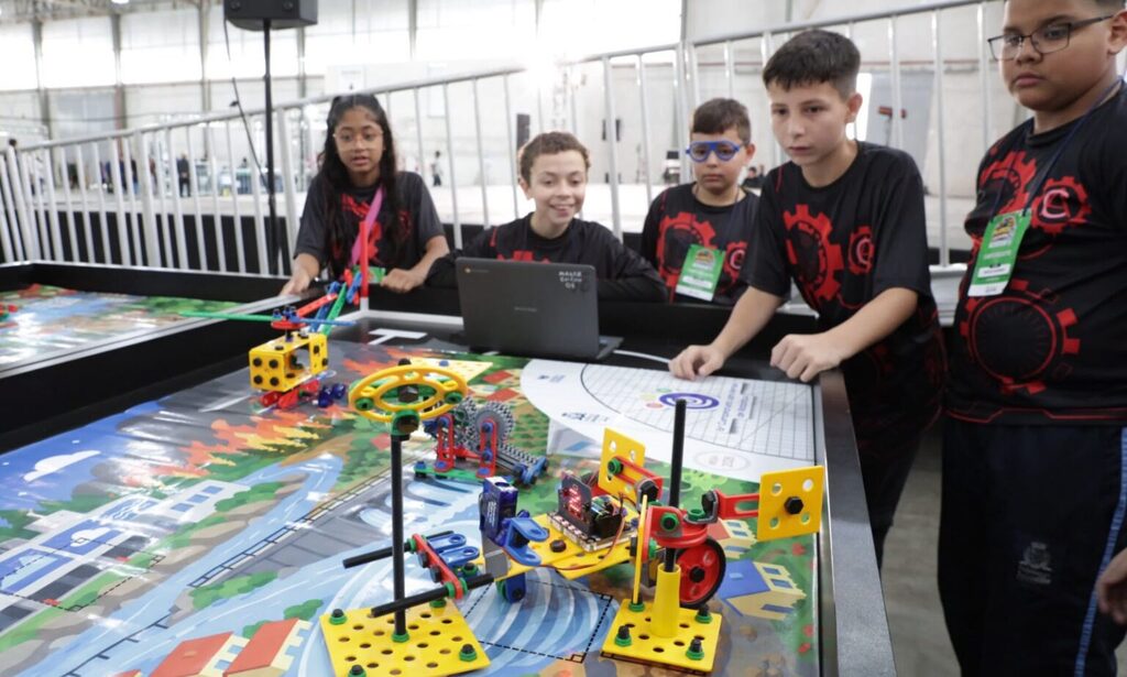 Alunos de Joinville apresentam soluções para desastres em campeonato de robótica