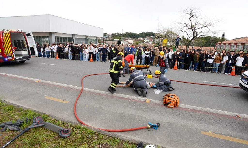 Semana Nacional de Trânsito começa em Joinville com simulado de acidente envolvendo patinetes