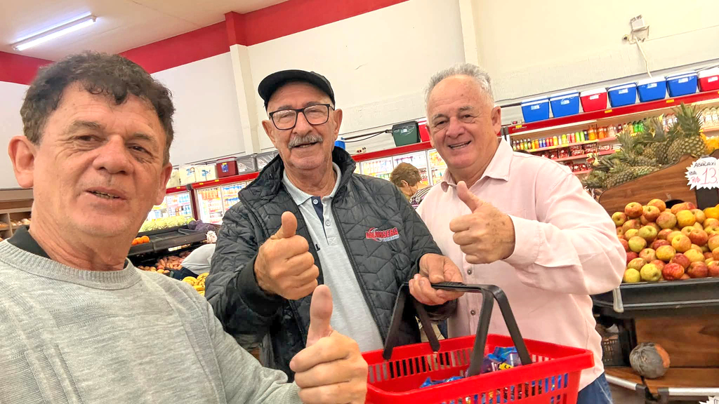 Irmãos Azevedo com o amigo Valdir Serena no Dorini Supermercado