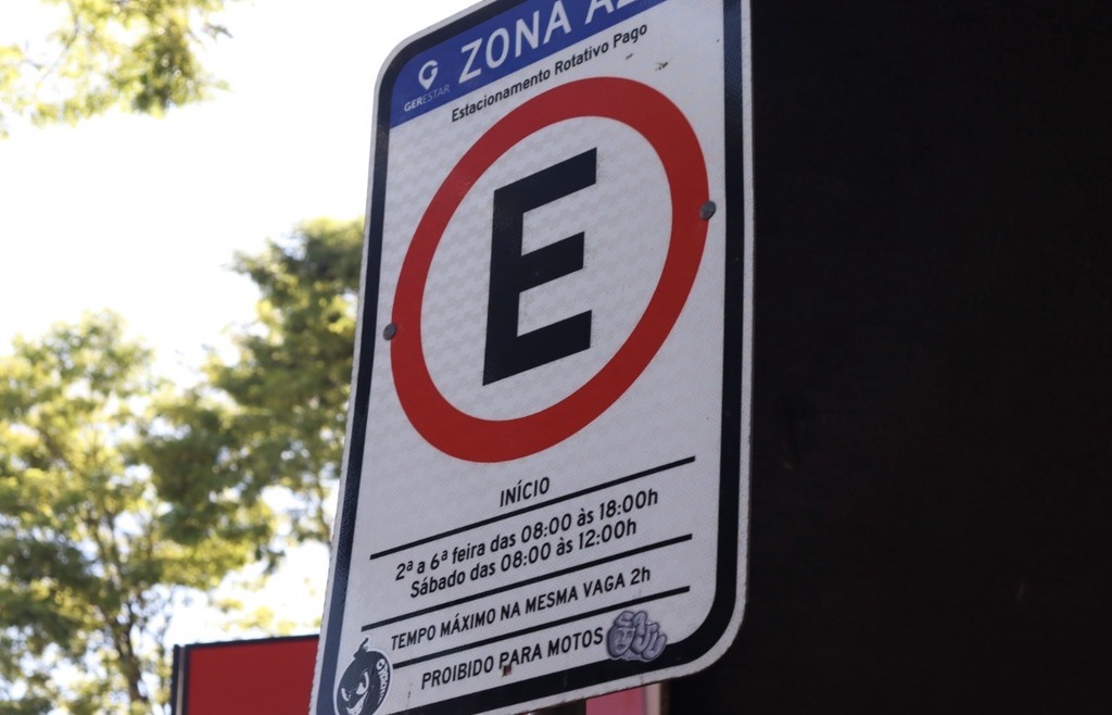 Iniciativa parlamentar propõe revisão do estacionamento rotativo em ruas residenciais de Criciúma