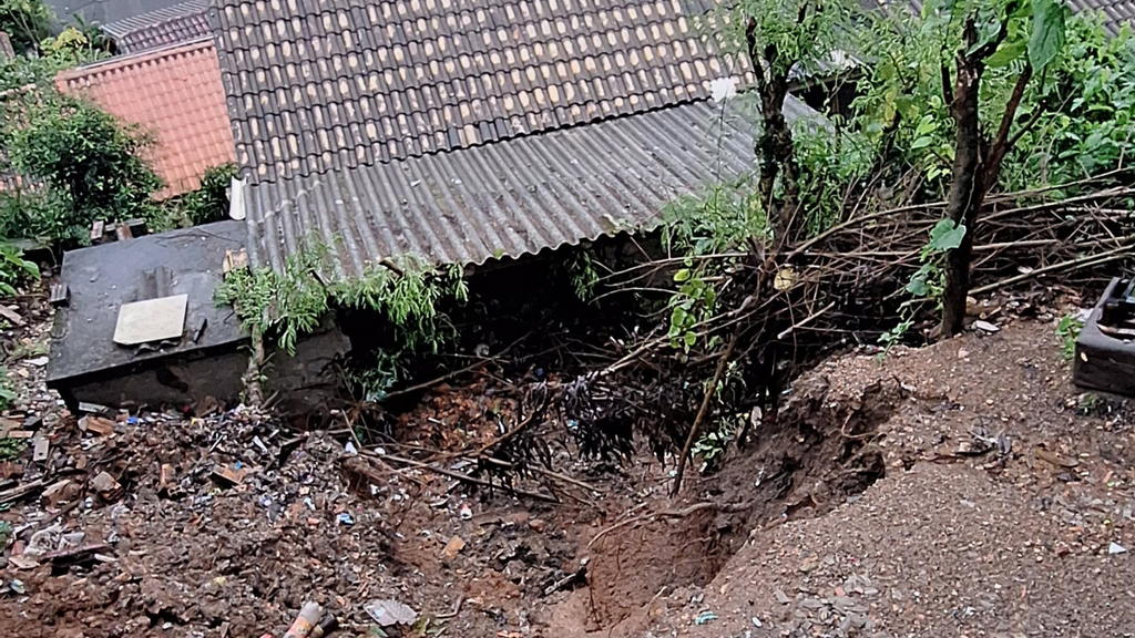 Deslizamento derruba parede e deixa residência sob risco estrutural em Braço do Norte