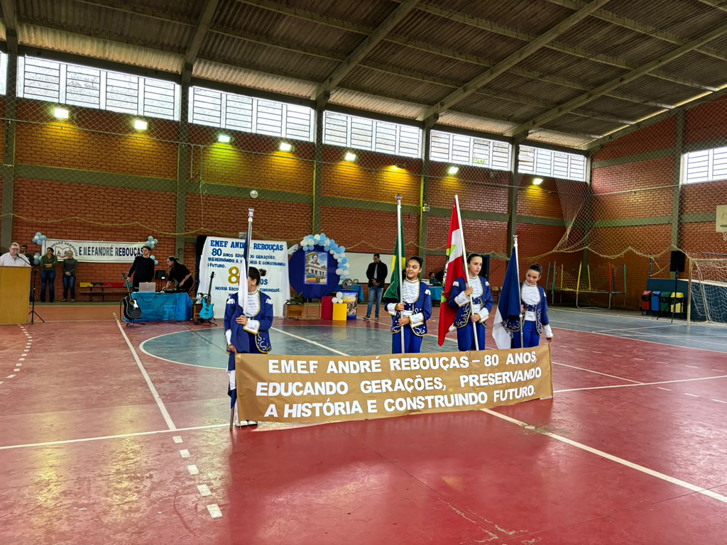 EMEF André Rebouças inicia comemorações dos 80 anos com desfile no Distrito da Barra do Leão