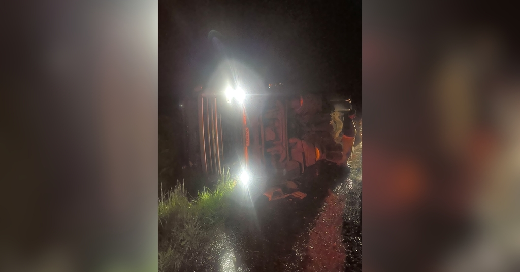 Carreta tomba na BR-470 e motorista é levado ao hospital em Pouso Redondo